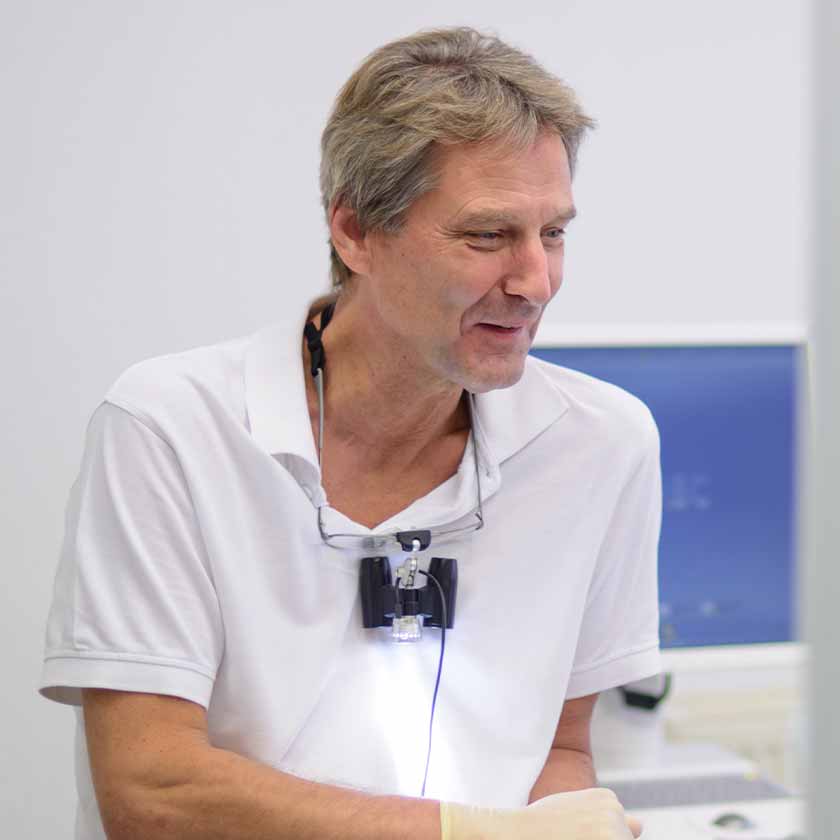Dr. Michael Dunker im Behandlungszimmer vor Monitor.